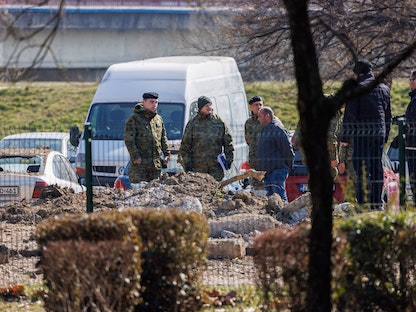ضباط من الشرطة والجيش الكرواتي في موقع تحطم طائرة بدون طيار بالعاصمة زغرب- 11 مارس 2022 - REUTERS