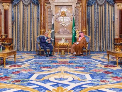 ولي العهد السعودي يلتقي رئيس وزراء باكستان