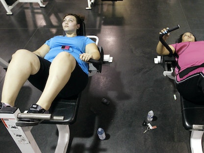 جازمين روياجوزا (يسار)، فتاة أميركية قررت الخضوع لعملية إنقاص الوزن بعد فشل نظام الحمية- 25 أغسطس 2011 - REUTERS