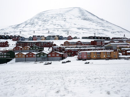 مدينة لونغييربن النرويجية الواقعة أقصى شمال الكرة الأرضية على بعد 1200 كيلومتراً من القطب الشمالي - REUTERS