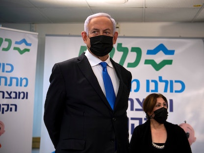 رئيس الوزراء الإسرائيلي بنيامين نتنياهو يزور منشأة تطعيم ضد فيروس كورونا في الناصرة، 13 يناير 2021 - REUTERS