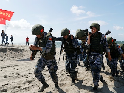 جنود صينيون يشاركون في تمرينات عسكرية على ساحل بحر البلطيق في منطقة كالينينجراد  - روسيا - 8 أغسطس 2019 - REUTERS