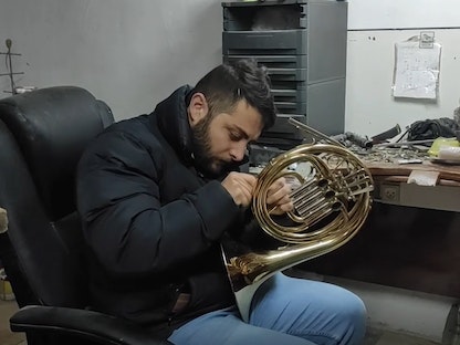صورة من تسجيل فيديو لشحادة شلالدة صانع الآلات الموسيقية أثناء ترميم إحدى الآلات.