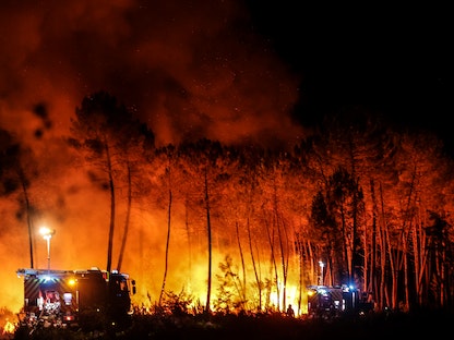 رجال الإطفاء  أثناء محاولتهم منع انتشار الحريق بسبب تغير الرياح  بالقرب من Loachats في جيروند ، جنوب غرب فرنسا  - AFP