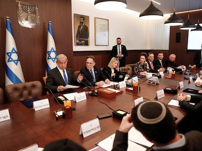 رئيس الوزراء الإسرائيلي بنيامين نتنياهو خلال جلسة مجلس الوزراء في القدس. 3 يناير 2022 - REUTERS