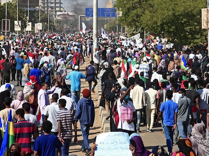 احتجاجات بالعاصمة السودانية الخرطوم بالقرب من القصر الرئاسي - 19 ديسمبر 2021 - AFP