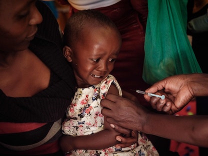  طفلة تتلقى أول لقاح للملاريا ضمن برنامج تجريبي للوقاية من المرض الذي يودي بحياة 260 ألف طفل كل عام، كينيا. 7 مارس 2023 - AFP