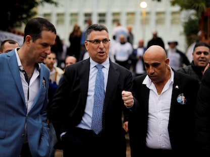  جدعون ساعر، رئيس حزب "الأمل الجديد" (وسط الصورة)، يتحدث إلى أنصاره في ريشون لتسيون بإسرائيل، 26 ديسمبر 2019 - REUTERS