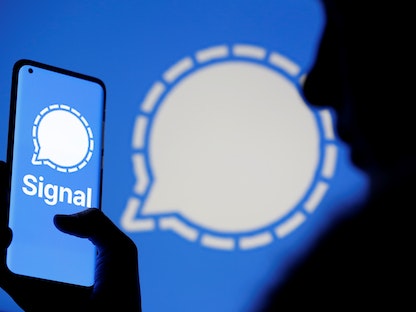 شعار خدمة "سيجنال" للتراسل على شاشة هاتف ذكي - REUTERS