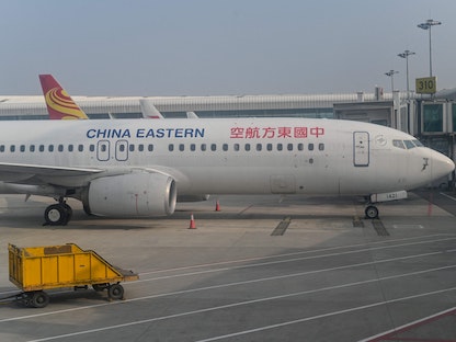 طائرة تابعة لشركة طيران شرق الصين في مطار تيانخه الدولي في ووهان وسط الصين، 12 فبراير 2021 - AFP