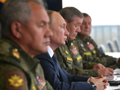 الرئيس الروسي فلاديمير بوتين يشرف على مناورات عسكرية في نوفجورود- 2021 - Reuters