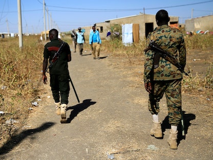 إثيوبيون يعبرون الحدود إلى السودان في منطقة الفشقة التي تشهد اشتباكات بين الجيش السوداني وميليشيات إثيوبية موالية لحكومة أديس أبابا  - REUTERS