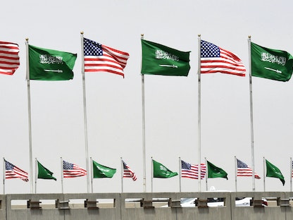 أعلام السعودية والولايات المتحدة في العاصمة السعودية الرياض، 19 مايو 2017 - AFP