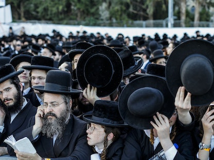 يهود حريديم (متشددون دينياً) يصلون عند قبر حاخام في جبل ميرون بشمال إسرائيل. 9 مايو 2023 - AFP