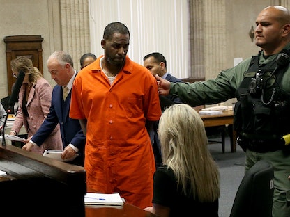المغني الأميركي آر.كيلي خلال جلسة المحاكمة في شيكاغو - Getty Images