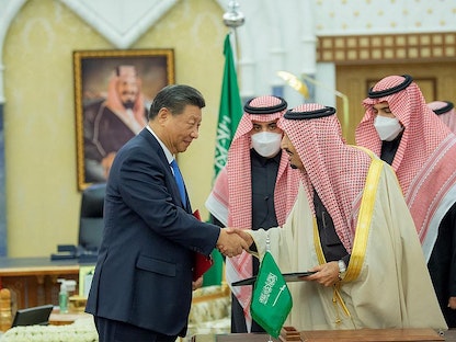 الملك سلمان بن عبد العزيز خلال استقباله الرئيس الصيني  في قصر اليمامة بالرياض، 8 ديسمبر 2022 - واس