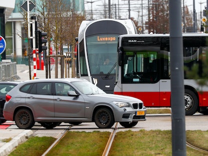 ترام وحافلة وسيارات عند مفترق طرق في لوكسمبورج. 29 فبراير 2020 - REUTERS