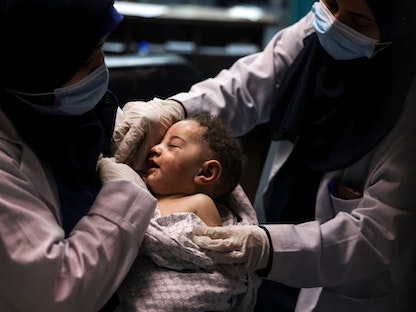 الطفل عمر الحديدي ينجو من غارة جوية إسرائيلية في غزة أسفرت عن مقتل 10 أفراد من عائلته - independent.co.uk
