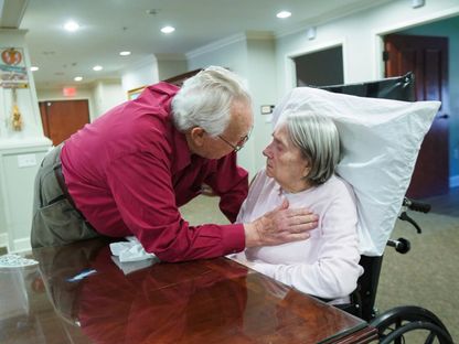 زوج يتحدث مع زوجته المصابة بمرض الزهايمر في مدينة بارتليت بولاية تينيسي. 19 سبتمبر 2023 - REUTERS