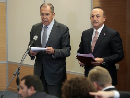 وزير الخارجية الروسي سيرغي لافروف، مع وزير الخارجية التركي مولود جاويش أوغلو، خلال مؤتمر صحافي في منتجع سوتشي على البحر الأسود بروسيا، 22 أكتوبر 2019 - REUTERS