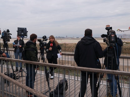 صحفيون يتابعون واقعة هبوط اضطراري لطائرة تجارية في مطار إلبرات ببرشلونة في إسبانيا. 7 ديسمبر 2022 - REUTERS