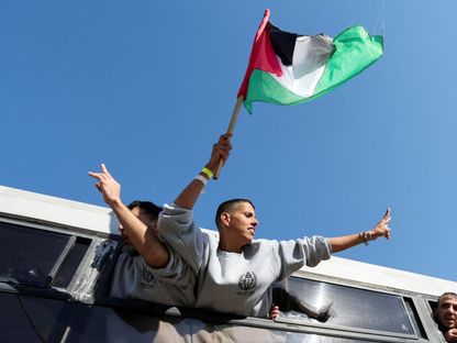 أسرى فلسطينيون محررون يحتفلون بعد إطلاق سراحهم من سجون إسرائيلية في إطار اتفاق وقف إطلاق النار في قطاع غزة، خان يونس جنوب قطاع غزة. 1 فبراير 2025 - REUTERS