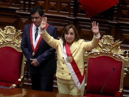 دينا بولوارتي تؤدي اليمين لتولي الرئاسة في بيرو بمنبى الكونجرس في العاصمة ليما. 7 ديسمبر 2022 - REUTERS