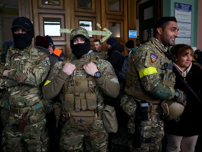 مقاتلون أجانب من المملكة المتحدة يستعدون للتوجه إلى جبهات القتال شرق أوكرانيا - 5 مارس 2022. - REUTERS