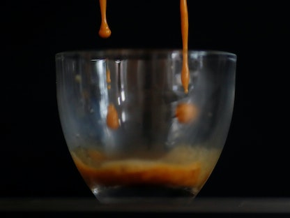 تحضير كوب من القهوة بواسطة آلة إسبيرسو في نوريتش، ببريطانيا- 1 مايو 2017 - REUTERS