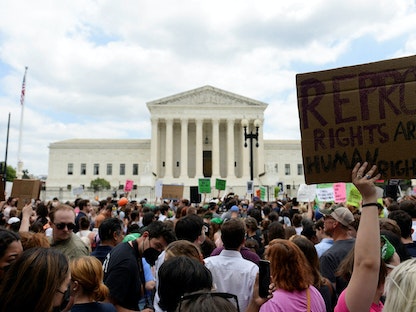 محتجون أمام المحكمة العليا الأميركية عقب قرار إلغاء حق الاجهاض - 24 يونيو 2022 - REUTERS