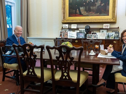 الرئيس الأميركي جو بايدن ونائبته كامالا هاريس يتناولان شطائر البرجر في البيت الأبيض بواشنطن. 18 يناير 2023 - Twitter/POTUS