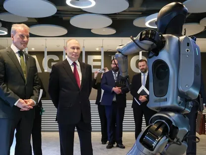 الرئيس الروسي فلاديمير بوتين يشاهد رقصة من روبوت ذكي خلال زيارته معرض مؤتمر الذكاء الاصطناعي الدولي "AI Journey"، موسكو، روسيا. 19 نوفمبر 2025 - Reuters