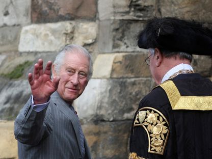 ملك بريطانيا تشارلز الثالث يلوح إلى الجمهور خلال زيارة لمدينة يورك في المملكة المتحدة. 9 نوفمبر 2022 - REUTERS
