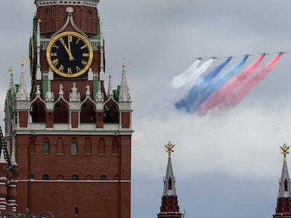 مقاتلة روسية من طراز "Su-25" تطلق دخاناً بألوان العلم الروسي خلال احتفالات في موسكو - 4 مايو 2022 - REUTERS