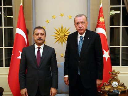 الرئيس التركي رجب طيب أردوغان يستقبل محافظ البنك المركزي شهاب قاوجي أوغلو في قصر تشانقايا- 13 أكتوبر 2021 - via REUTERS