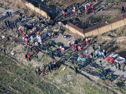 فريق الإنقاذ في موقع تحطم الطائرة الأوكرانية بعد إقلاعها من مطار الخميني في ضواحي طهران- 8 يناير 2020  - AFP