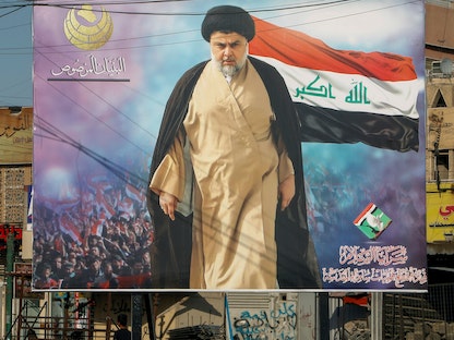 زعيم التيار الصدري، مقتدى الصدر، على ملصق في مدينة الصدر شرق بغداد - 21 يونيو 2021 - REUTERS