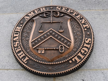 شعار وزارة الخزانة الأميركية على واجهة مبناها في العاصمة واشنطن - 27 مارس 2021 - AFP