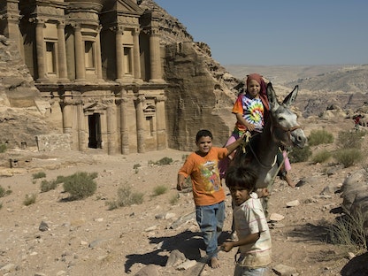 أطفال يلعبون أمام الدير في مدينة البتراء القديمة - 31 أغسطس 2007 - REUTERS