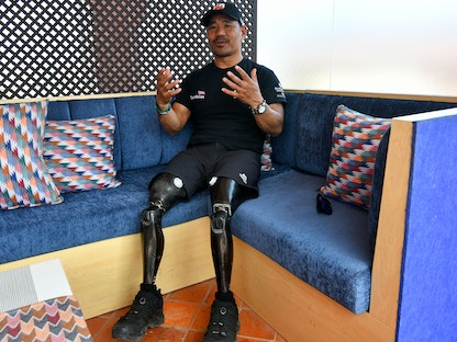 هاري بودا ماجار  أول شخص دون ساقين يتسلق قمة إيفرست، خلال مقابلة صحفية في  جبال الهيمالايا، نيبال. 3 أبريل 2023 - AFP