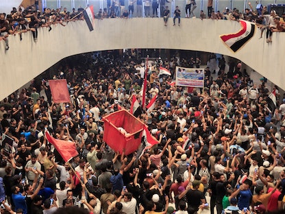 متظاهرون عراقيون داخل مبنى البرلمان في المنطقة الخضراء - بغداد - 29 يوليو 2022 - REUTERS