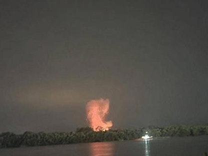 صورة نشرتها وسائل إعلام رومانية قالت إنها تُظهر لحظة انفجار طائرة مسيرة روسية قرب الحدود بين رومانيا وأوكرانيا 