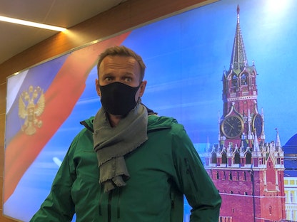 المعارض الروسي أليكسي نافالني لدى وصوله إلى مطار شيريميتيفو  بالعاصمة موسكو. 17 يناير 2021 - REUTERS