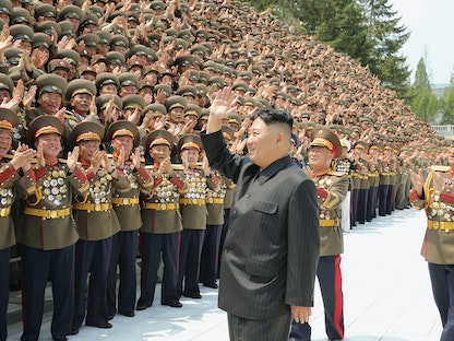 الزعيم الكوري الشمالي كيم جونغ أون، خلال مشاركته في ورشة عمل لقادة الجيش الكوري - بيونغ يانغ - 27 يوليو 2021 - AFP