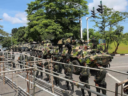 جنود من الجيش السريلانكي يقفون في حراسة بالقرب من مبنى البرلمان في كولومبو- 14 يوليو 2022  - AFP