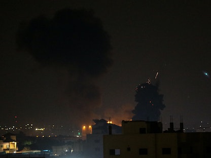 دخان يتصاعد بعد أن شن الجيش الإسرائيلي غارات جوية على غزة- 22 أغسطس 2021 -  Getty Images