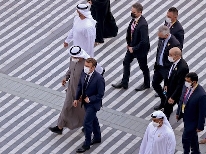 الرئيس الفرنسي إيمانويل ماكرون مع ولي عهد أبوظبي الشيخ محمد بن زايد آل نهيان في دبي، 3 ديسمبر 2021. - AFP