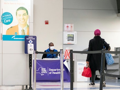 وصول مسافرين من لندن إلى مطار جون كنيدي الدولي بمدينة نيويورك بالولايات المتحدة، 21 ديسمبر 2020 - REUTERS