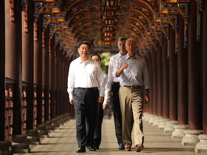 الرئيسان، الأميركي جو بايدن والصيني شي جين بينج، حين كانا نائبين للرئيس، يسيران في إقليم سيتشوان بالصين، 21 أغسطس 2011 - AFP