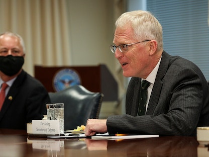 وزير الدفاع الأميركي بالوكالة كريستوفر ميلر في اجتماع بمقر البنتاغون بأرلينغتون فيرجينيا- نوفمبر 2020 - REUTERS